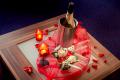 Liebevoll hergerichteter Tisch für ein Romantik-Wellness Arrangement in unserer Spa Suite